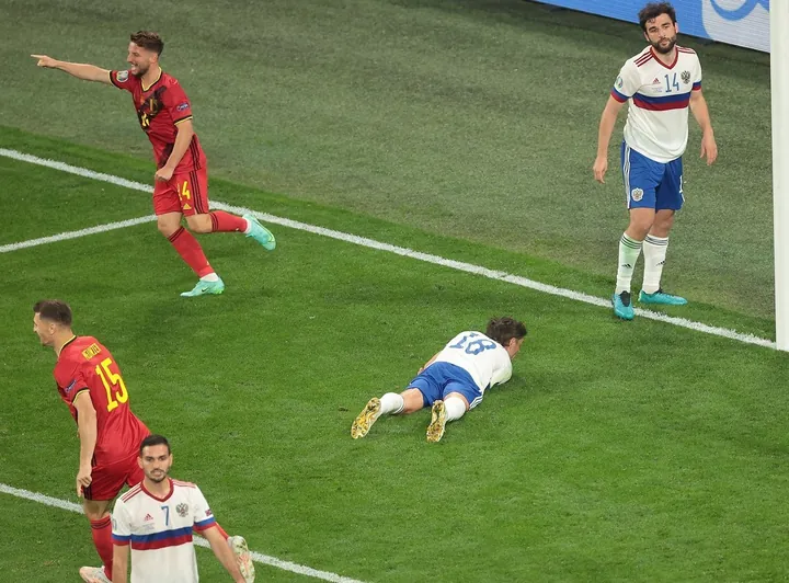 Jogadores da Bélgica festejam o segundo golo contra a Rússia no Euro 2020