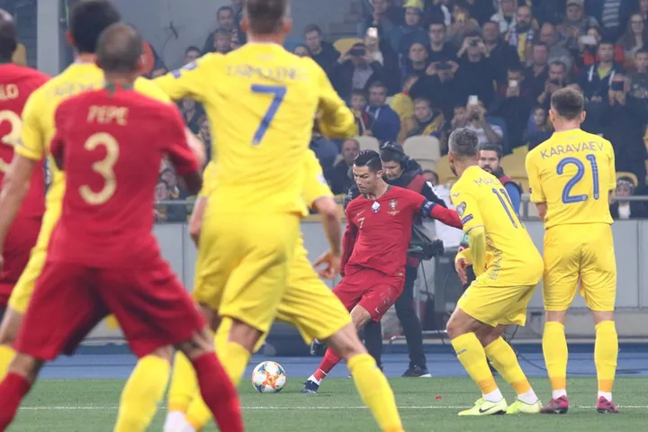 Pepe e Cristiano Ronaldo num jogo de qualificação para o Euro 2020 em Kiev